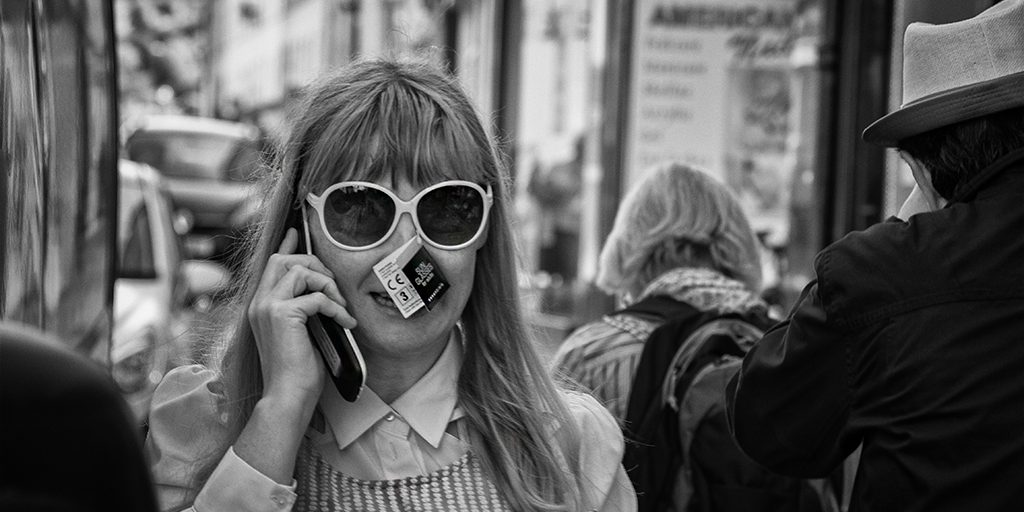 new sunglasses lady-bath street photography