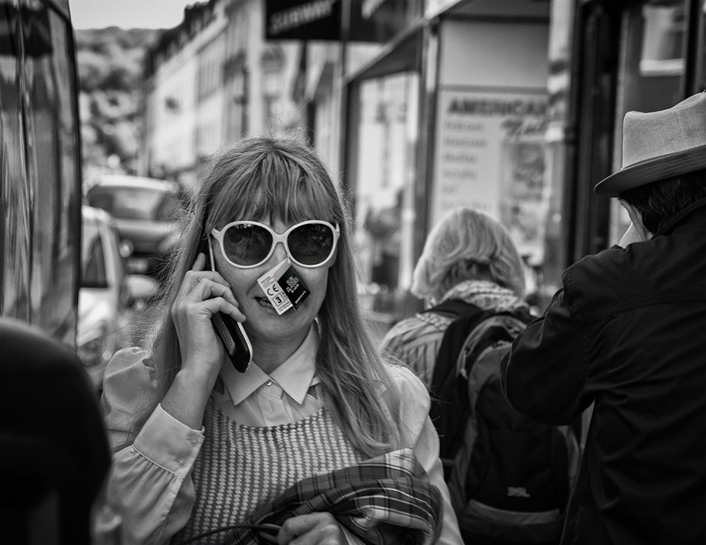 new sunglasses lady-bath street photography