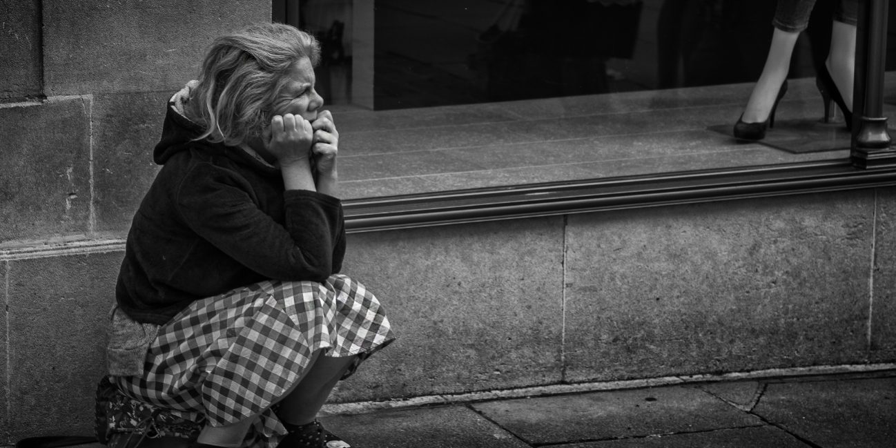 sitting woman - bath streetphotography